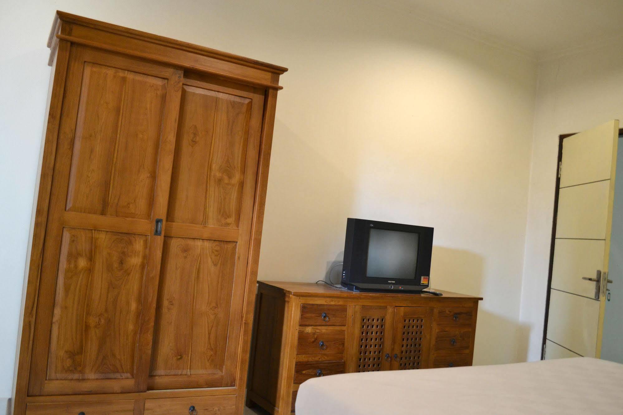 Ivanka Airport Inn Кута Экстерьер фото